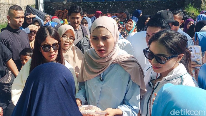 Nagita Slavina dan Syahnaz Sadiqah borong produk UMKM di Lembang