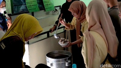 Nikmatnya Bakso Kapok Lamongan, Ambil Sepuasnya