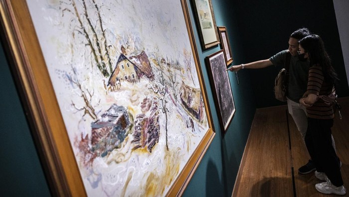 Pengunjung mengamati karya seni instalasi dalam pameran koleksi Galeri Nasional bertajuk Flaneur: Kembara Lintas Dunia di Galeri Nasional, Jakarta, Sabtu (26/10/2024). Pameran yang menghadirkan lebih dari 50 karya seni dari para perupa Indonesia lintas generasi itu berlangsung hingga 11 November 2024. ANTARA FOTO/Aprillio Akbar/aww.
