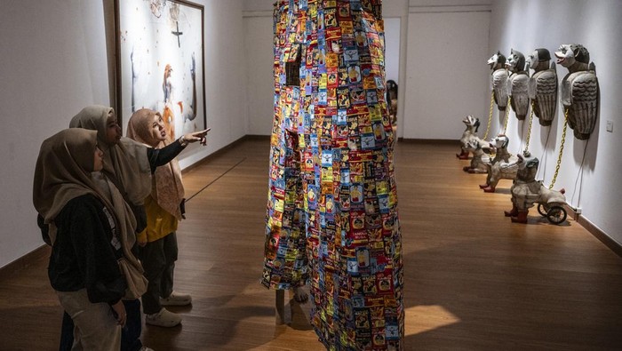 Pengunjung mengamati karya seni instalasi dalam pameran koleksi Galeri Nasional bertajuk Flaneur: Kembara Lintas Dunia di Galeri Nasional, Jakarta, Sabtu (26/10/2024). Pameran yang menghadirkan lebih dari 50 karya seni dari para perupa Indonesia lintas generasi itu berlangsung hingga 11 November 2024. ANTARA FOTO/Aprillio Akbar/aww.