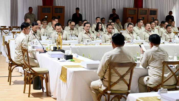 Para anggota kabinet kompak memakai seragam safari berwarna khaki saat retreat di Akmil Magelang.