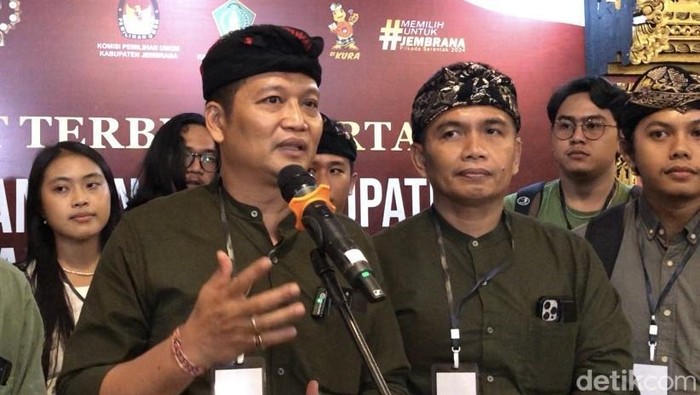 Pasangan Bang-Ipat saat konferensi pers seusai debat perdana Pilkada Jembrana, Sabtu (26/10/2024).