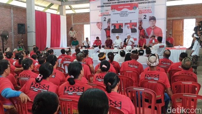 Pasangan calon bupati dan wakil bupati Buleleng Nyoman Sutjidra-Gede Supriatna saat berkampanye di Wantilan Desa Bengkala, Kecamatan Kubutambahan, Sabtu(25/10/2024).