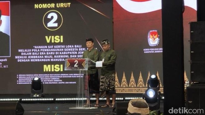 Paslon Bang-Ipat saat pemaparan visi-misi pada debat perdana Pilbup Jembrana di Denpasar, Sabtu (26/10/2024).