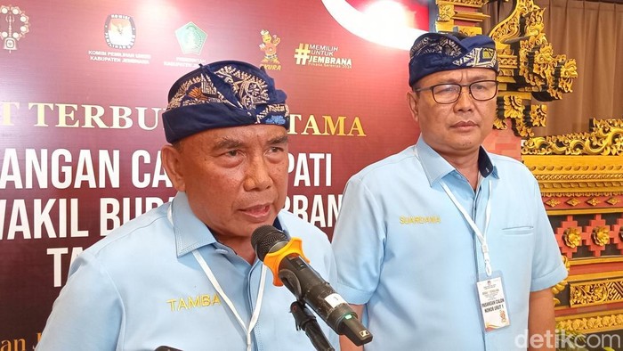 Paslon bupati dan wakil bupati Jembrana nomor urut 1 adalah I Nengah Tamba dan I Made Suardana (Tamba-Dana) memberi keterangan pers susai debat terbuka pertama di Denpasar, Sabtu (26/10/2024).