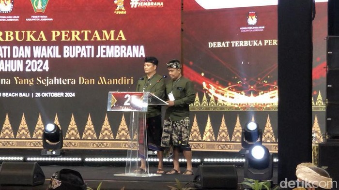 Paslon bupati dan wakil bupati Jembrana nomor urut 2, I Made Kembang Hartawan-I Gede Ngurah Patriana Krisna (Bang-Ipat) saat debat publik di Denpasar, Sabtu (26/10/2024).