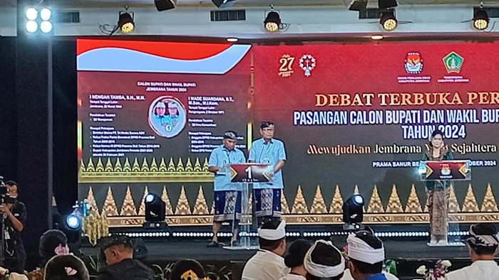 Paslon nomor urut 1, I Nengah Tamba dan I Made Suardana (Tamba-Dana), dalam debat perdana Pemilihan Bupati (Pilbup) Jembrana di Denpasar, Sabtu (26/10/2024). (Aryo Mahendro/detikBali)