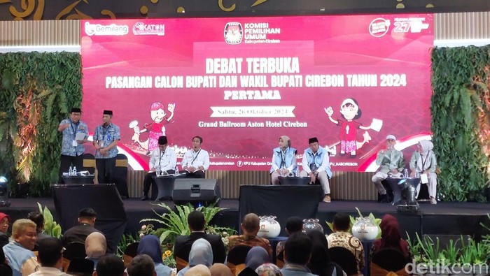 Pelaksanaan debat terbuka calon bupati dan wakil bupati Cirebon (Foto: Devteo Mahardika/detikJabar)