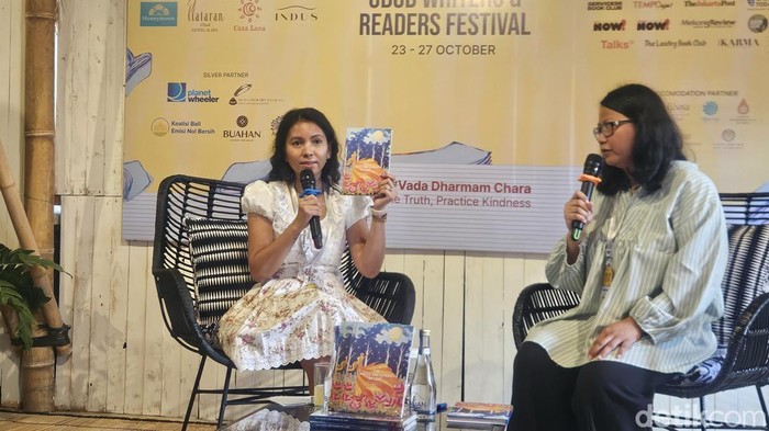 Peluncuran antologi puisi The Voices and Echoes of Love karya Indah P dalam rangkaian Ubud Writers & Readers Festival (UWRF) ke-21 di Rumah Kayu, Taman Baca, Ubud, Gianyar, Bali, Jumat (25/10/2024). (Foto: Putu Krista/detikBali)