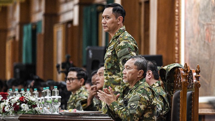 Menko Infrastruktur dan Pembangunan Kewilayahan Agus Harimurti Yudhoyono (kedua kanan) bersama Menko Bidang Pangan Zulkifli Hasan (kanan), Menko Bidang Hukum, Hak Asasi Manusia, Imigrasi, dan Pemasyarakatan Indonesia Yusril Ihza Mahendra (ketiga kanan) dan Menko Bidang Pemberdayaan Masyarakat Muhaimin Iskandar (kiri) mengikuti pembekalan dan makan malam oleh Presiden Prabowo Subianto dalam rangka acara kegiatan rapat kerja dan retret Kabinet Merah Putih 2024-2029 di Ruang Makan Husein Taruna Akademi Militer, Magelang, Jawa Tengah, Jumat (25/10/2024). Dalam pembekalan tersebut Prabowo menyampaikan agar para Kabinet Merah Putih dan Utusan Presiden dapat melihat semangat, disiplin seorang prajurit yang siap berkorban jiwa dan raga untuk bangsa dan negara, sehingga para menteri siap untuk membela kepentingan bangsa dan rakyat Indonesia. ANTARA FOTO/Muhammad Adimaja/wpa.
