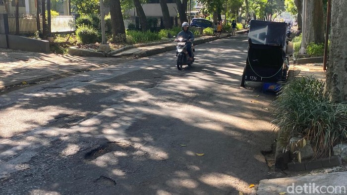 Penampakan kerusakan jalan di Jalan Sumbawa, Kota Bandung