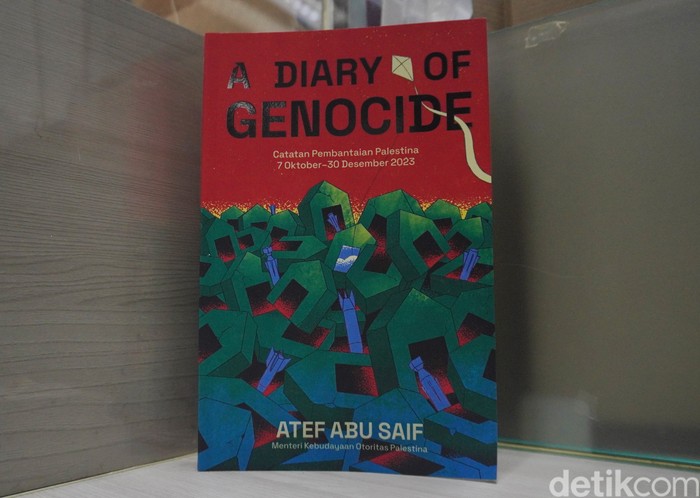 Penulis A Diary of Genocide, Atef Abu Saif asal Palestina Penulis A Diary of Genocide, Atef Abu Saif asal Palestina saat menyambangi kantor detikcom pada Kamis (24/10/2024).