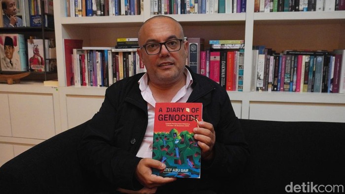 Penulis A Diary of Genocide, Atef Abu Saif asal Palestina Penulis A Diary of Genocide, Atef Abu Saif asal Palestina saat menyambangi kantor detikcom pada Kamis (24/10/2024).