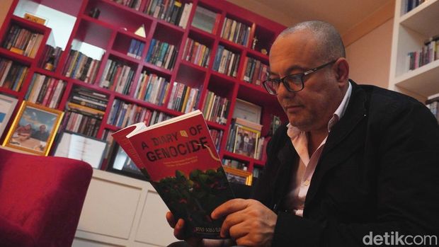 Penulis A Diary of Genocide, Atef Abu Saif asal Palestina saat menyambangi kantor detikcom pada Kamis (24/10/2024).