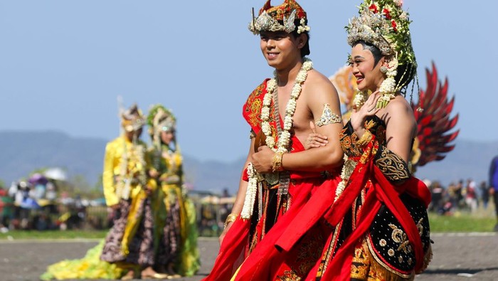 Peragaan Gaun Pengantin Khas Banyuwangi Ramaikan Festival Gandrung Sewu Model memperagakan gaun pengantin khas Banyuwangi di Pantai Marina Boom Banyuwangi, Jawa Timur, Sabtu (26/10/2024). Peragaan gaun pengantin yang masuk dalam rangkaian Festival Gandrung Sewu tersebut sebagai upaya mengenalkan keragaman pakaian adat yang biasa dikenakan pengantin suku Osing. ANTARA FOTO/Budi Candra Setya/aww.