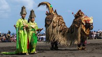 Peragaan gaun pengantin tersebut sebagai upaya mengenalkan keragaman pakaian adat yang biasa dikenakan pengantin suku Osing. 