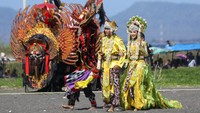 Model memperagakan gaun pengantin khas Banyuwangi di Pantai Marina Boom Banyuwangi, Jawa Timur, Sabtu (26/10/2024).