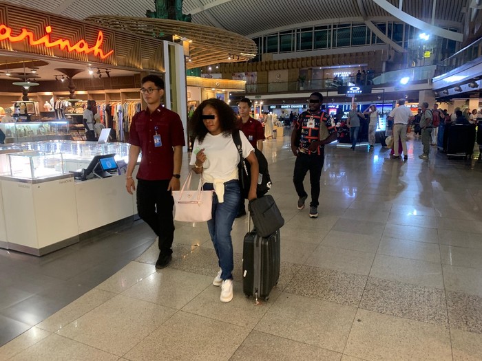 Perempuan asal Uganda berinisial FN dideportasi melalui Bandara I Gusti Ngurah Rai, Bali, pada Jumat (25/10/2024). (Foto: Dok. Imigrasi Ngurah Rai)