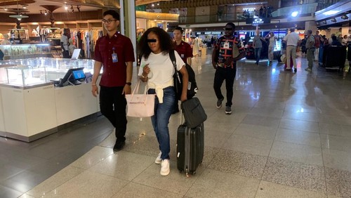 Perempuan asal Uganda berinisial FN dideportasi melalui Bandara I Gusti Ngurah Rai, Bali, pada Jumat (25/10/2024). (Foto: Dok. Imigrasi Ngurah Rai)
