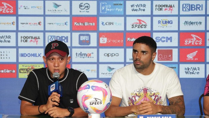 Karteker tim Persis Solo Yogie Nugraha dan Pemain Persis Solo Gonzalo Andrada saat konferensi pers di Stadion Kapten I Wayan Dipta, Gianyar, Bali, Sabtu (26/10/2024).