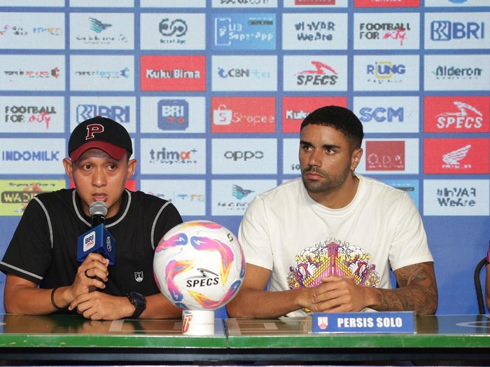 Karteker tim Persis Solo Yogie Nugraha dan Pemain Persis Solo Gonzalo Andrada saat konferensi pers di Stadion Kapten I Wayan Dipta, Gianyar, Bali, Sabtu (26/10/2024).