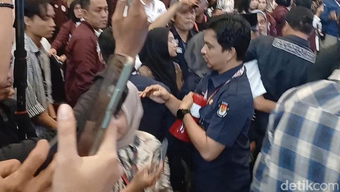 Petugas mengamankan toa atau pengeras suara dari pendukung SEHATI di dalam lokasi debat perdana Pilwalkot Makassar 2024.