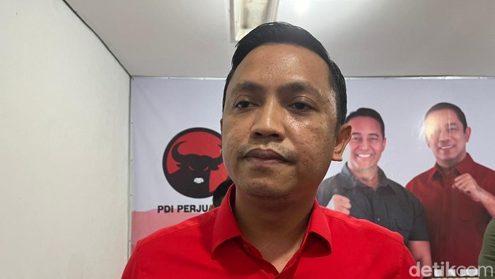 Ketua DPP PDI Perjuangan Bidang Reformasi Sistem Hukum Nasional Ronny Talapessy di posko Andika-Hendi, Sabtu (26/10/2024).