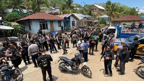 Polisi dan TNI menyita tiga pucuk senjata api rakitan dari daerah konflik di Flores Timur, NTT.