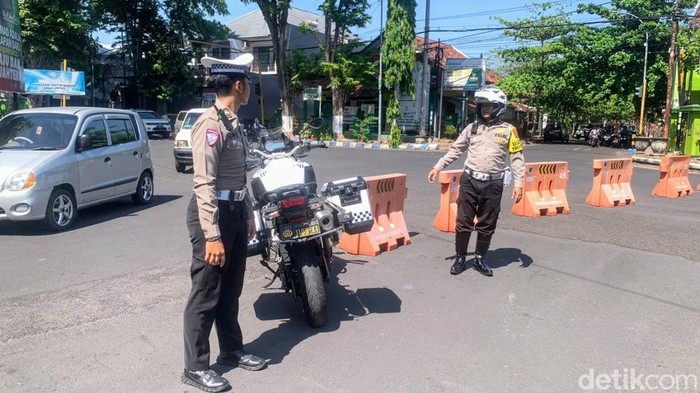 Polisi mengatur lalu lintas di Bondowoso