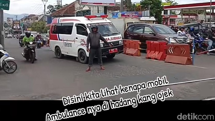 Potongan video viral tukang ojek setop ambulans yang mau terobos perlintasan kereta di Kota Sukabumi