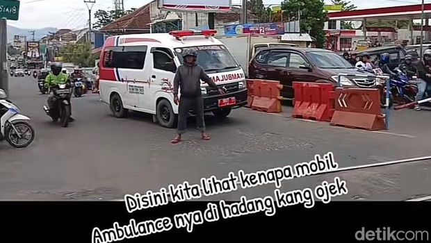 Potongan video viral tukang ojek setop ambulans yang mau terobos perlintasan kereta di Kota Sukabumi