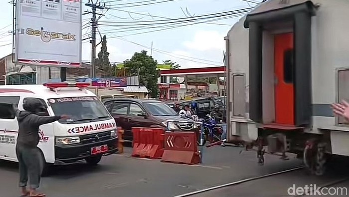 Potongan video viral tukang ojek setop ambulans yang mau terobos perlintasan kereta di Kota Sukabumi