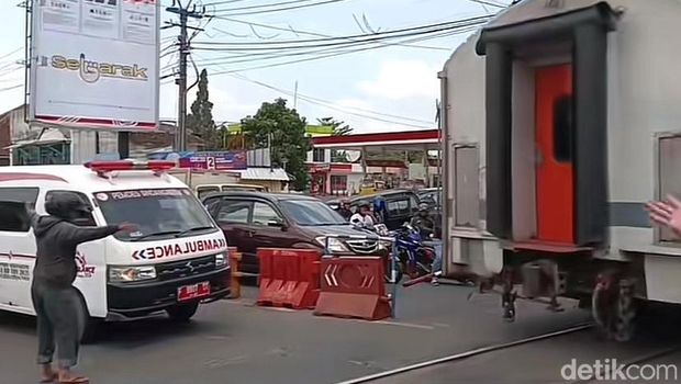 Potongan video viral tukang ojek setop ambulans yang mau terobos perlintasan kereta di Kota Sukabumi