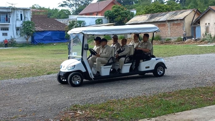 Presiden Prabowo Subianto meninjau salah satu  gedung yang akan menjadi satuan pelayanan makanan bergizi di Magelang, Jawa Tengah.