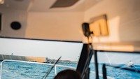 Tanpa berlama-lama, dia langsung mengemudikan kapal mewahnya di laut Jakarta.