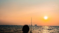 Memancing sembari menikmati senja di Jakarta, melahirkan suasana syahdu tiada duanya.
