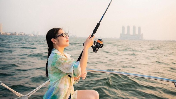 Gaya Prilly Latuconsina Mancing di Laut Jakarta