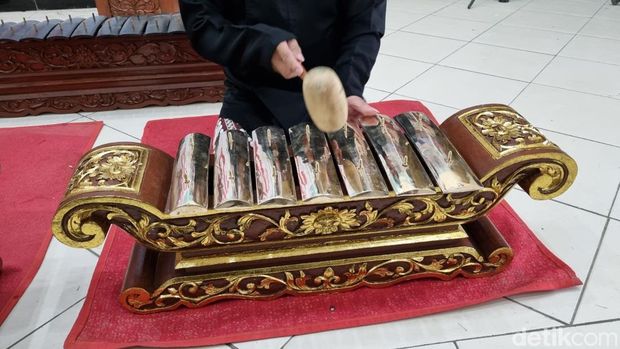 Produksi gamelan perunggu di Kalurahan Gilangharjo, Bantul. Foto diambil Sabtu (26/10/2024).