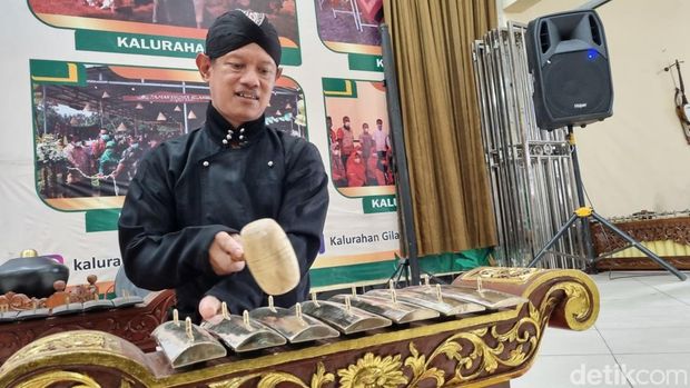 Produksi gamelan perunggu di Kalurahan Gilangharjo, Bantul. Foto diambil Sabtu (26/10/2024).