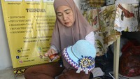 Perajin menyebutkan dalam sebulan mampu menjual sedikitnya 100 buah suvenir hias bermotif tapis khas Lampung, seperti tutup gelas, topi tapis, kotak tisu, gantungan kunci serta dompet ke berbagai kota di Indonesia secara daring maupun luring dengan harga Rp10 ribu hingga Rp300 ribu rupiah per buah tergantung bahan dan tingkat kesulitan pembuatannya. 