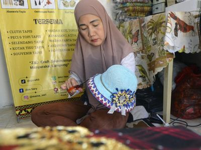 Mengintip Produksi Kerajinan Souvenir Khas Lampung