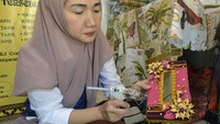 Perajin menyelesaikan produksi suvenir khas Lampung di Durian Payung, Bandar Lampung, Lampung, Sabtu (26/10/2024).