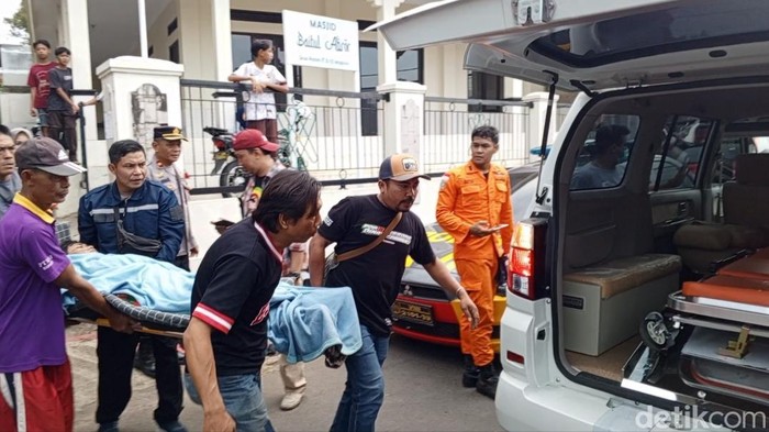 Proses evakuasi Acep yang terjebak di dalam sumur di Sumedang.
