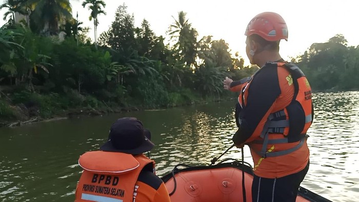 Proses pencarian siswa SMP tenggelam di OKU.