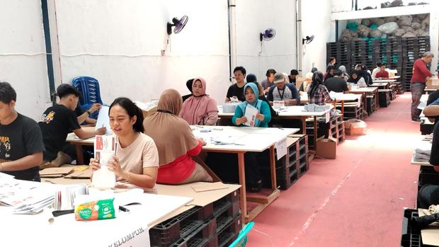 Proses sortir dan pelipatan surat suara untuk Pilkada Jakarta 2024 di KPU Jakarta Barat.