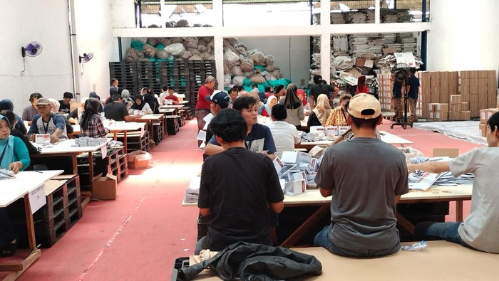 Proses sortir dan pelipatan surat suara untuk Pilkada Jakarta 2024 di KPU Jakarta Barat.