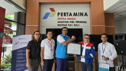 PT PLN (Persero) Unit Induk Distribusi (UID) Bali saat menyerahkan secara simbolis 968 unit REC PLN kepada Pertamina Patra Niaga AFT Ngurah Rai, Sabtu (26/10/2024).