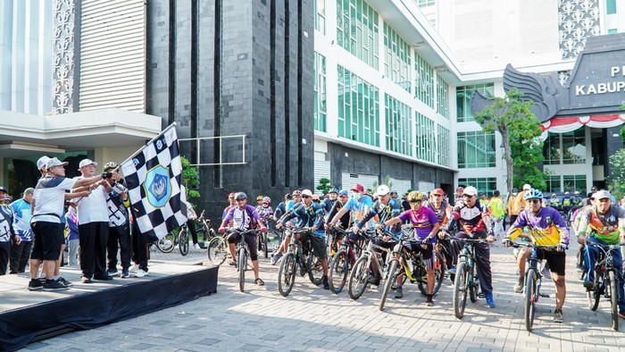 Ratusan ASN Lamongan Gowes Peringati HUT Korpri