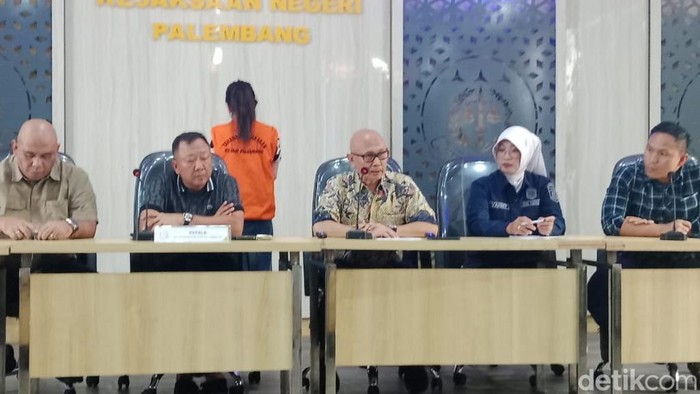 Rilis Kejari Palembang terkait penangkapan Alnaura Rilis Kejari Palembang terkait penangkapan Alnaura.