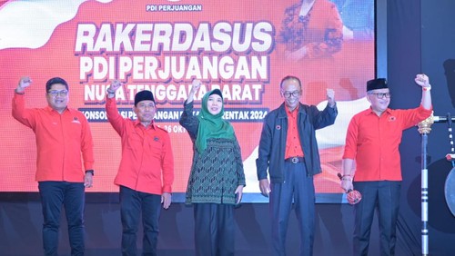 Sekjen DPP PDIP, Hasto Kristiyanto, menghadiri Rakerdasus DPD PDIP NTB di Lombok Raya Hotel Mataram, Sabtu (26/10/2024). (Helmy Akbar/detikBali)